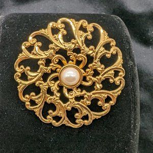 Gold Brooch with Pearl